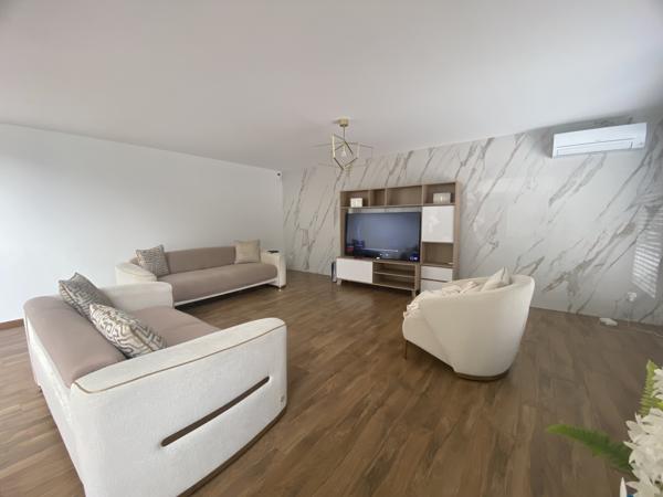 Maison
         7 pièces
        - 220 m² 425 000 € *
