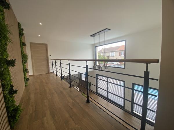 Maison
         7 pièces
        - 220 m² 425 000 € *