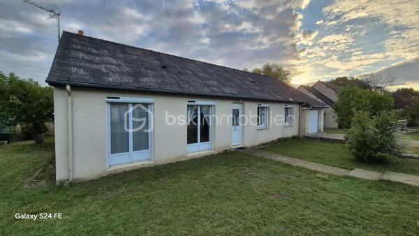 *** Richard BERNARDEAU By BSK immobilier***

À Saint-Martin-le-Beau, à moins de 20 minutes de Tours, découvrez cette maison de plain-pied de 100 m² habitables, implantée sur une parcelle clôturée de plus de 700 m².
Elle se compose d’un salon-séjour lumineux de 45 m² avec cheminée à insert, d’une cuisine aménagée et équipée avec porte-fenêtre donnant directement accès à la terrasse, de trois chambres, d’une salle d’eau et d’un WC indépendant.
Un garage avec porte motorisée ainsi qu’un atelier complètent l’ensemble.
Côté équipements, la maison dispose de la fibre optique, du chauffage électrique, de volets roulants électriques et du raccordement au tout-à-l’égout.
Elle bénéficie d’un emplacement pratique, à proximité de la gare, des commerces et des commodités.