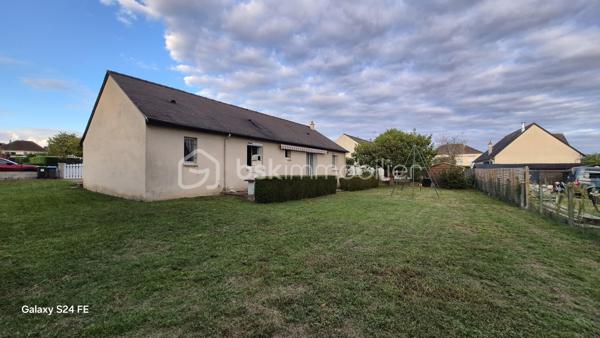 *** Richard BERNARDEAU By BSK immobilier***

À Saint-Martin-le-Beau, à moins de 20 minutes de Tours, découvrez cette maison de plain-pied de 100 m² habitables, implantée sur une parcelle clôturée de plus de 700 m².
Elle se compose d’un salon-séjour lumineux de 45 m² avec cheminée à insert, d’une cuisine aménagée et équipée avec porte-fenêtre donnant directement accès à la terrasse, de trois chambres, d’une salle d’eau et d’un WC indépendant.
Un garage avec porte motorisée ainsi qu’un atelier complètent l’ensemble.
Côté équipements, la maison dispose de la fibre optique, du chauffage électrique, de volets roulants électriques et du raccordement au tout-à-l’égout.
Elle bénéficie d’un emplacement pratique, à proximité de la gare, des commerces et des commodités.