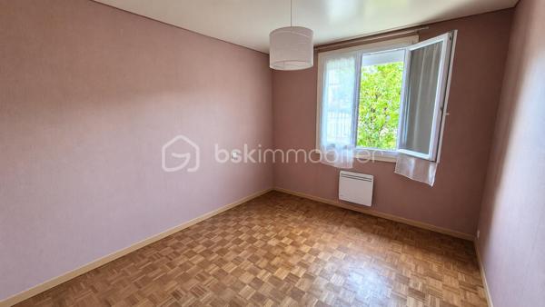 *** Richard BERNARDEAU By BSK immobilier***

À Saint-Martin-le-Beau, à moins de 20 minutes de Tours, découvrez cette maison de plain-pied de 100 m² habitables, implantée sur une parcelle clôturée de plus de 700 m².
Elle se compose d’un salon-séjour lumineux de 45 m² avec cheminée à insert, d’une cuisine aménagée et équipée avec porte-fenêtre donnant directement accès à la terrasse, de trois chambres, d’une salle d’eau et d’un WC indépendant.
Un garage avec porte motorisée ainsi qu’un atelier complètent l’ensemble.
Côté équipements, la maison dispose de la fibre optique, du chauffage électrique, de volets roulants électriques et du raccordement au tout-à-l’égout.
Elle bénéficie d’un emplacement pratique, à proximité de la gare, des commerces et des commodités.