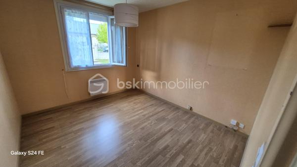 *** Richard BERNARDEAU By BSK immobilier***

À Saint-Martin-le-Beau, à moins de 20 minutes de Tours, découvrez cette maison de plain-pied de 100 m² habitables, implantée sur une parcelle clôturée de plus de 700 m².
Elle se compose d’un salon-séjour lumineux de 45 m² avec cheminée à insert, d’une cuisine aménagée et équipée avec porte-fenêtre donnant directement accès à la terrasse, de trois chambres, d’une salle d’eau et d’un WC indépendant.
Un garage avec porte motorisée ainsi qu’un atelier complètent l’ensemble.
Côté équipements, la maison dispose de la fibre optique, du chauffage électrique, de volets roulants électriques et du raccordement au tout-à-l’égout.
Elle bénéficie d’un emplacement pratique, à proximité de la gare, des commerces et des commodités.
