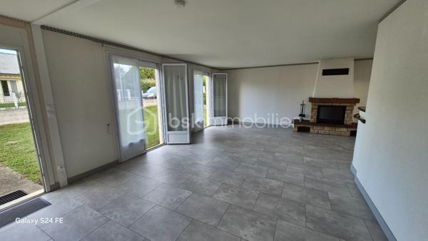*** Richard BERNARDEAU By BSK immobilier***

À Saint-Martin-le-Beau, à moins de 20 minutes de Tours, découvrez cette maison de plain-pied de 100 m² habitables, implantée sur une parcelle clôturée de plus de 700 m².
Elle se compose d’un salon-séjour lumineux de 45 m² avec cheminée à insert, d’une cuisine aménagée et équipée avec porte-fenêtre donnant directement accès à la terrasse, de trois chambres, d’une salle d’eau et d’un WC indépendant.
Un garage avec porte motorisée ainsi qu’un atelier complètent l’ensemble.
Côté équipements, la maison dispose de la fibre optique, du chauffage électrique, de volets roulants électriques et du raccordement au tout-à-l’égout.
Elle bénéficie d’un emplacement pratique, à proximité de la gare, des commerces et des commodités.