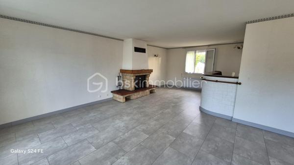 *** Richard BERNARDEAU By BSK immobilier***

À Saint-Martin-le-Beau, à moins de 20 minutes de Tours, découvrez cette maison de plain-pied de 100 m² habitables, implantée sur une parcelle clôturée de plus de 700 m².
Elle se compose d’un salon-séjour lumineux de 45 m² avec cheminée à insert, d’une cuisine aménagée et équipée avec porte-fenêtre donnant directement accès à la terrasse, de trois chambres, d’une salle d’eau et d’un WC indépendant.
Un garage avec porte motorisée ainsi qu’un atelier complètent l’ensemble.
Côté équipements, la maison dispose de la fibre optique, du chauffage électrique, de volets roulants électriques et du raccordement au tout-à-l’égout.
Elle bénéficie d’un emplacement pratique, à proximité de la gare, des commerces et des commodités.