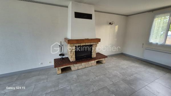 *** Richard BERNARDEAU By BSK immobilier***

À Saint-Martin-le-Beau, à moins de 20 minutes de Tours, découvrez cette maison de plain-pied de 100 m² habitables, implantée sur une parcelle clôturée de plus de 700 m².
Elle se compose d’un salon-séjour lumineux de 45 m² avec cheminée à insert, d’une cuisine aménagée et équipée avec porte-fenêtre donnant directement accès à la terrasse, de trois chambres, d’une salle d’eau et d’un WC indépendant.
Un garage avec porte motorisée ainsi qu’un atelier complètent l’ensemble.
Côté équipements, la maison dispose de la fibre optique, du chauffage électrique, de volets roulants électriques et du raccordement au tout-à-l’égout.
Elle bénéficie d’un emplacement pratique, à proximité de la gare, des commerces et des commodités.