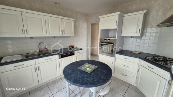 *** Richard BERNARDEAU By BSK immobilier***

À Saint-Martin-le-Beau, à moins de 20 minutes de Tours, découvrez cette maison de plain-pied de 100 m² habitables, implantée sur une parcelle clôturée de plus de 700 m².
Elle se compose d’un salon-séjour lumineux de 45 m² avec cheminée à insert, d’une cuisine aménagée et équipée avec porte-fenêtre donnant directement accès à la terrasse, de trois chambres, d’une salle d’eau et d’un WC indépendant.
Un garage avec porte motorisée ainsi qu’un atelier complètent l’ensemble.
Côté équipements, la maison dispose de la fibre optique, du chauffage électrique, de volets roulants électriques et du raccordement au tout-à-l’égout.
Elle bénéficie d’un emplacement pratique, à proximité de la gare, des commerces et des commodités.