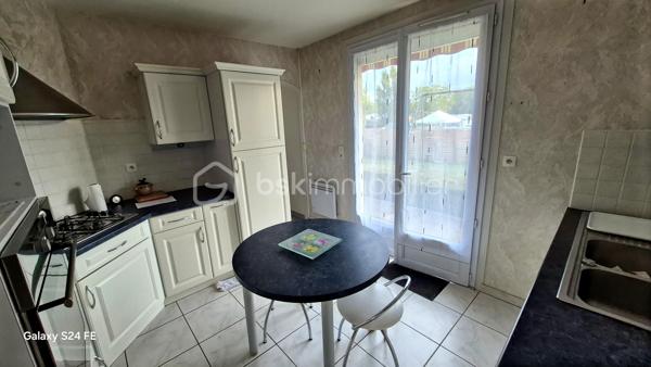 *** Richard BERNARDEAU By BSK immobilier***

À Saint-Martin-le-Beau, à moins de 20 minutes de Tours, découvrez cette maison de plain-pied de 100 m² habitables, implantée sur une parcelle clôturée de plus de 700 m².
Elle se compose d’un salon-séjour lumineux de 45 m² avec cheminée à insert, d’une cuisine aménagée et équipée avec porte-fenêtre donnant directement accès à la terrasse, de trois chambres, d’une salle d’eau et d’un WC indépendant.
Un garage avec porte motorisée ainsi qu’un atelier complètent l’ensemble.
Côté équipements, la maison dispose de la fibre optique, du chauffage électrique, de volets roulants électriques et du raccordement au tout-à-l’égout.
Elle bénéficie d’un emplacement pratique, à proximité de la gare, des commerces et des commodités.