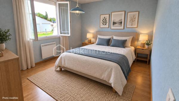 *** Richard BERNARDEAU By BSK immobilier***

À Saint-Martin-le-Beau, à moins de 20 minutes de Tours, découvrez cette maison de plain-pied de 100 m² habitables, implantée sur une parcelle clôturée de plus de 700 m².
Elle se compose d’un salon-séjour lumineux de 45 m² avec cheminée à insert, d’une cuisine aménagée et équipée avec porte-fenêtre donnant directement accès à la terrasse, de trois chambres, d’une salle d’eau et d’un WC indépendant.
Un garage avec porte motorisée ainsi qu’un atelier complètent l’ensemble.
Côté équipements, la maison dispose de la fibre optique, du chauffage électrique, de volets roulants électriques et du raccordement au tout-à-l’égout.
Elle bénéficie d’un emplacement pratique, à proximité de la gare, des commerces et des commodités.