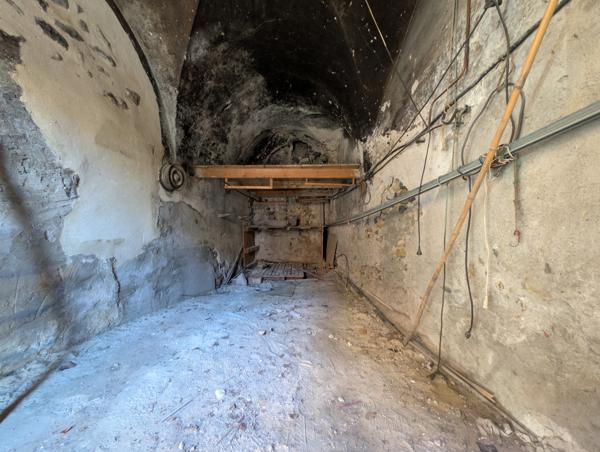 Maison de ville à rénover, fort potentiel.