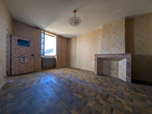 Maison de ville à rénover, fort potentiel.