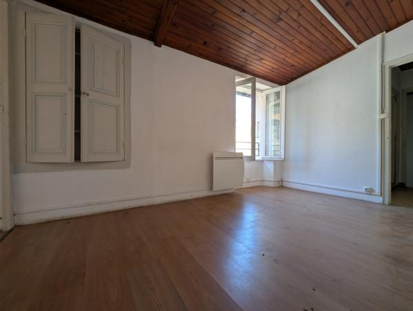 Maison de ville à rénover, fort potentiel.