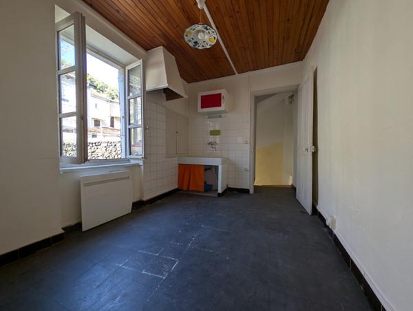 Maison de ville à rénover, fort potentiel.