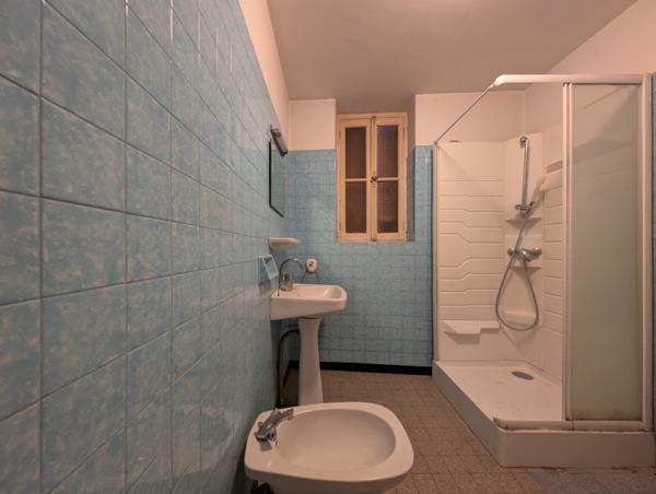 Maison de ville à rénover, fort potentiel.