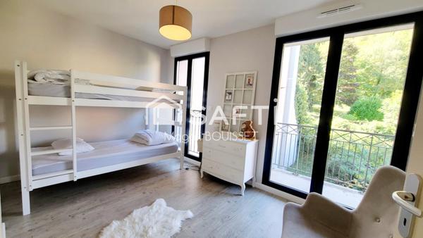 Appartement T4 de 91m², refait à neuf en 2011, emplacement prisé, 6 couchages bon rendement locatif.