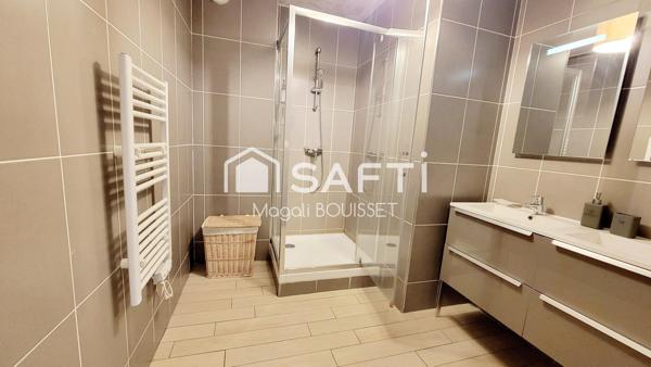 Appartement T4 de 91m², refait à neuf en 2011, emplacement prisé, 6 couchages bon rendement locatif.