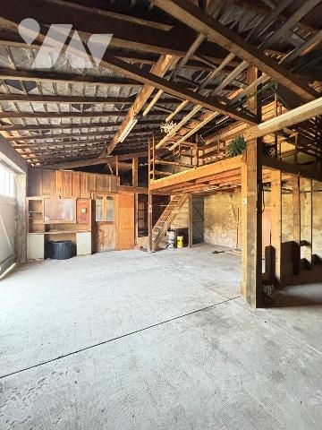 Maison et grand atelier 200 m du centre ville