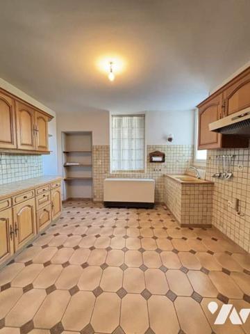 Maison et grand atelier 200 m du centre ville