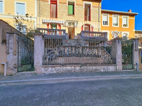 Maison de maître avec immense garage et fort potentiel – Bédarieux centre