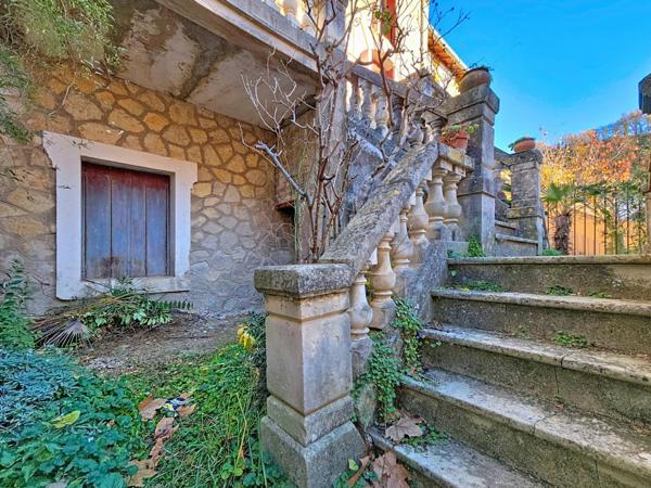 Maison de maître avec immense garage et fort potentiel – Bédarieux centre