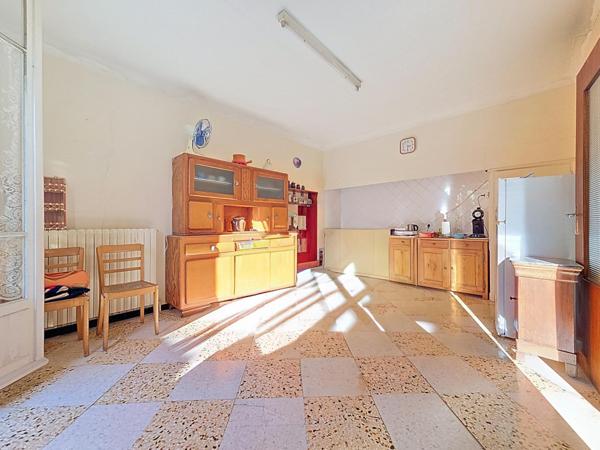 Maison de maître avec immense garage et fort potentiel – Bédarieux centre