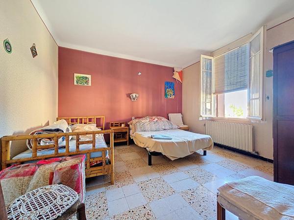 Maison de maître avec immense garage et fort potentiel – Bédarieux centre