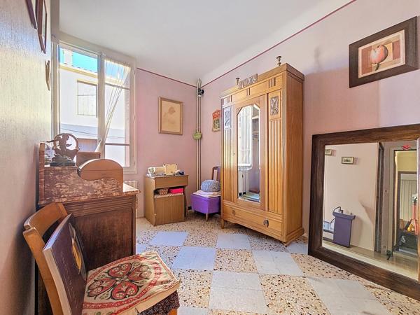 Maison de maître avec immense garage et fort potentiel – Bédarieux centre