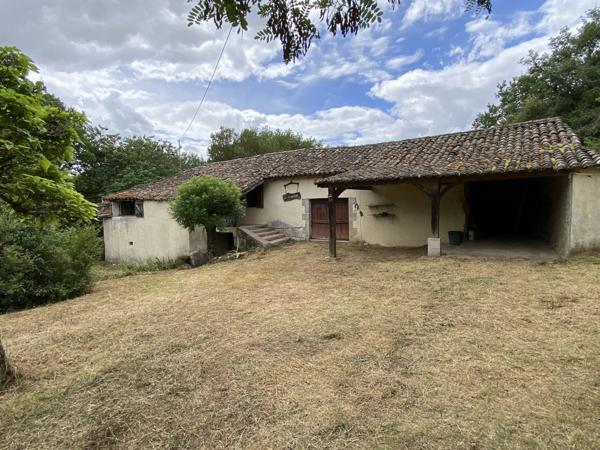Rare opportunité de rénovation - Maison en pierre traditionnelle, dépendances et 1 hectare de terrain