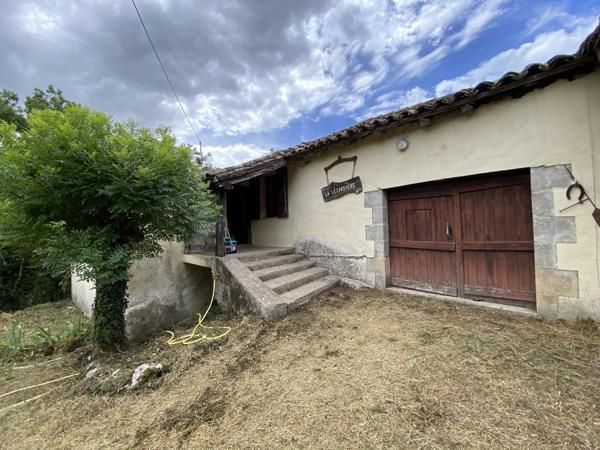 Rare opportunité de rénovation - Maison en pierre traditionnelle, dépendances et 1 hectare de terrain
