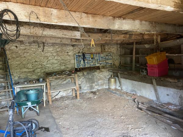 Rare opportunité de rénovation - Maison en pierre traditionnelle, dépendances et 1 hectare de terrain