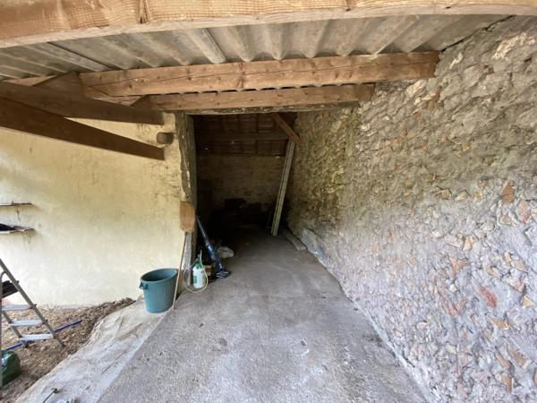 Rare opportunité de rénovation - Maison en pierre traditionnelle, dépendances et 1 hectare de terrain