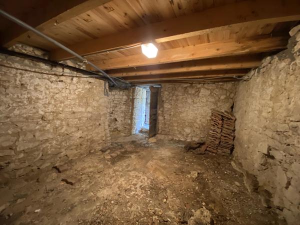 Rare opportunité de rénovation - Maison en pierre traditionnelle, dépendances et 1 hectare de terrain
