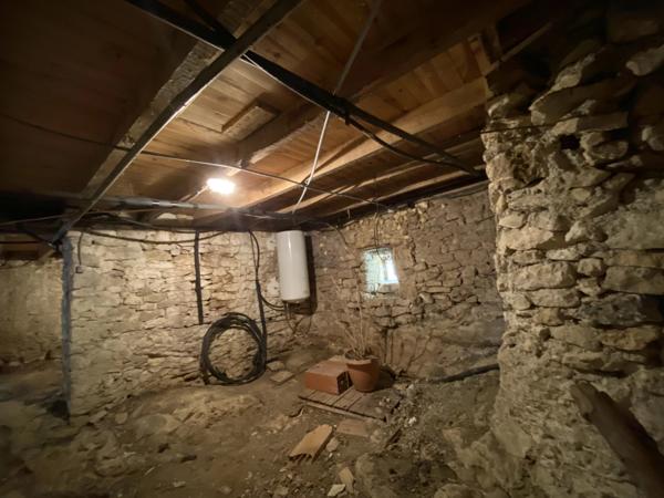 Rare opportunité de rénovation - Maison en pierre traditionnelle, dépendances et 1 hectare de terrain