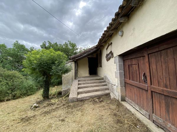 Rare opportunité de rénovation - Maison en pierre traditionnelle, dépendances et 1 hectare de terrain