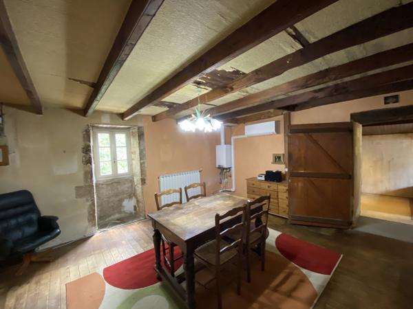 Rare opportunité de rénovation - Maison en pierre traditionnelle, dépendances et 1 hectare de terrain