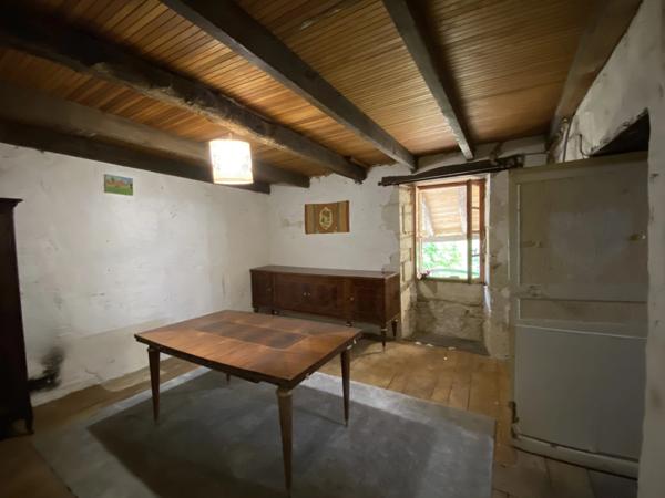 Rare opportunité de rénovation - Maison en pierre traditionnelle, dépendances et 1 hectare de terrain