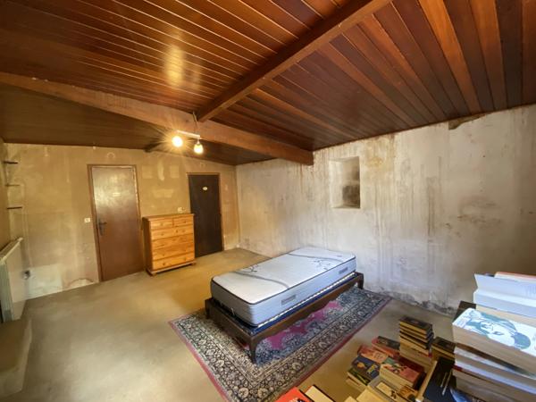 Rare opportunité de rénovation - Maison en pierre traditionnelle, dépendances et 1 hectare de terrain