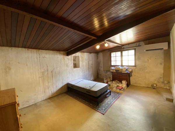 Rare opportunité de rénovation - Maison en pierre traditionnelle, dépendances et 1 hectare de terrain