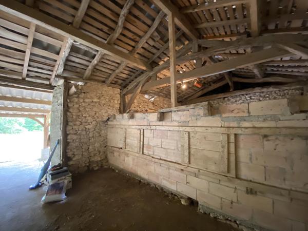 Rare opportunité de rénovation - Maison en pierre traditionnelle, dépendances et 1 hectare de terrain