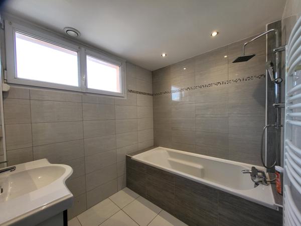 Marignane (13700) APPARTEMENT CONTEMPORAIN 4 PIECES 73M2 TRAVERSANT AVEC PARKING