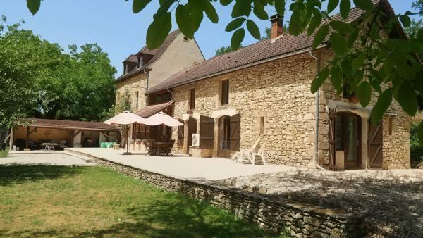 15 mins de Sarlat - 3 chambres et 3 salles de bains en pierre.