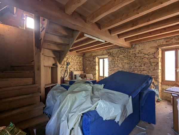 15 mins de Sarlat - 3 chambres et 3 salles de bains en pierre.