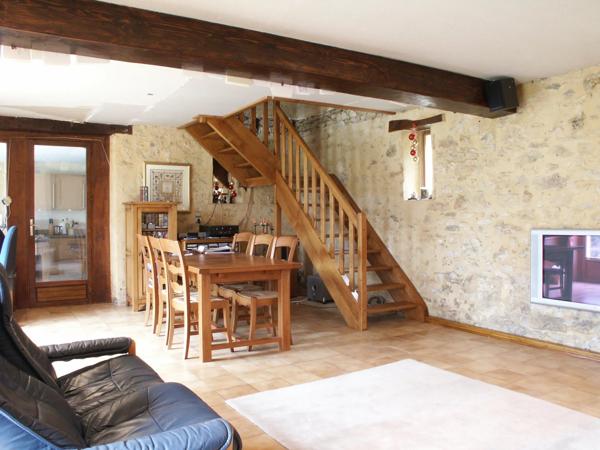 15 mins de Sarlat - 3 chambres et 3 salles de bains en pierre.