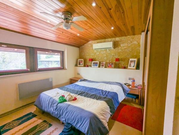 15 mins de Sarlat - 3 chambres et 3 salles de bains en pierre.