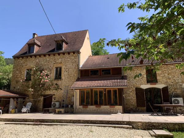 15 mins de Sarlat - 3 chambres et 3 salles de bains en pierre.
