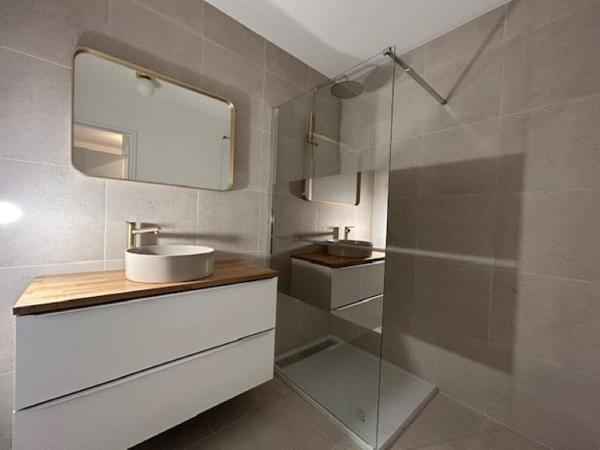 A LOUER SPACIEUX 2 PIECES MOUGINS LE HAUT