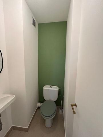 A LOUER SPACIEUX 2 PIECES MOUGINS LE HAUT