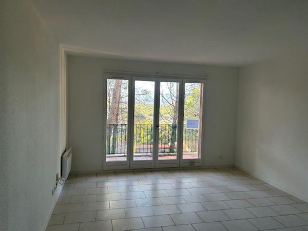 A LOUER SPACIEUX 2 PIECES MOUGINS LE HAUT