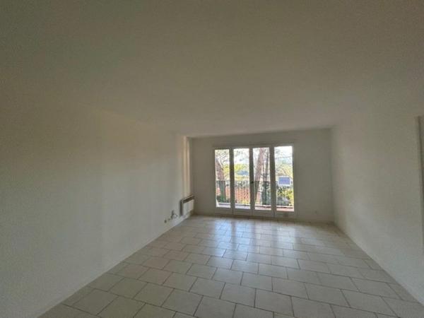 A LOUER SPACIEUX 2 PIECES MOUGINS LE HAUT