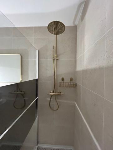 A LOUER SPACIEUX 2 PIECES MOUGINS LE HAUT