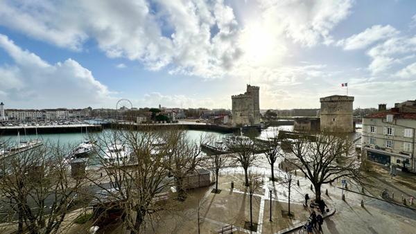 Unique par son emplacement, rare grace a ses exterieurs et baigne de lumiere, cet appartement a tout pour marquer les esprits.